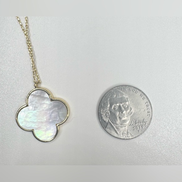 GOLD & MOTHER OF PEARL QUATREFOIL /CLOVER NECKLACE - Picture 4 of 4